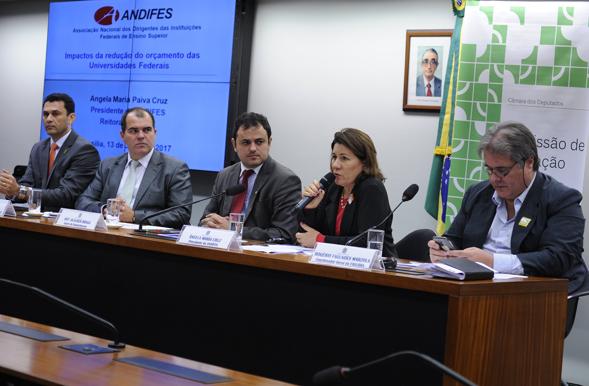 Reunião na Comissão de Educação da Câmara dos Deputados, com representantes de universidades federais.