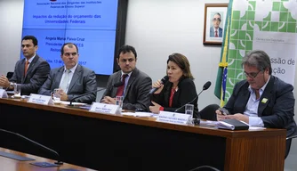 Reunião na Comissão de Educação da Câmara dos Deputados, com representantes de universidades federais.