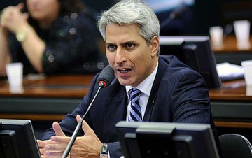 Alessandro Molon (Rede-RJ) diz que a liberação de emendas explodiram depois das denúncias contra Temer.