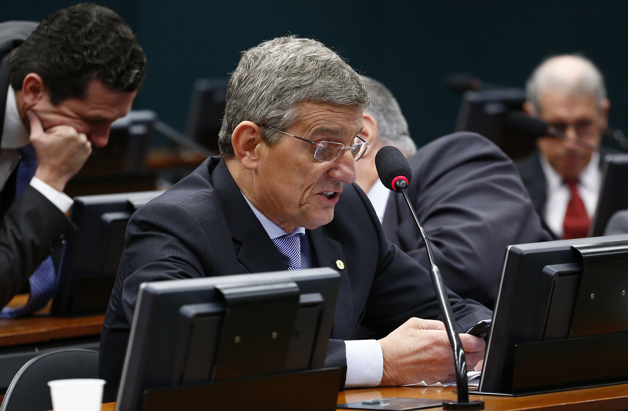 Deputado Darcísio Perondi (PMDB-RS) diz que votos a favor de Temer foram trocados por emendas .