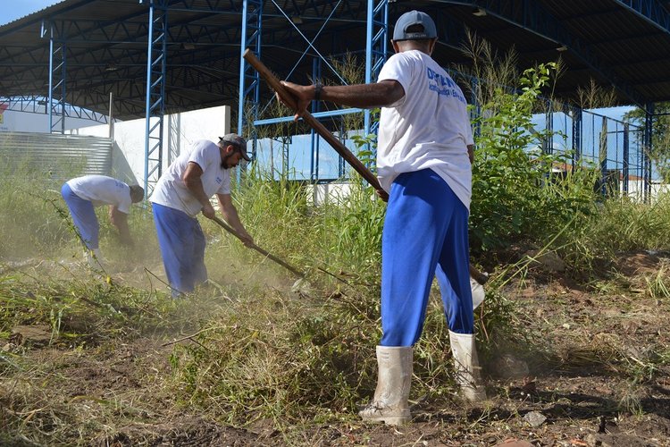 Detentos voluntários realizando trabalho em escola na zona sul