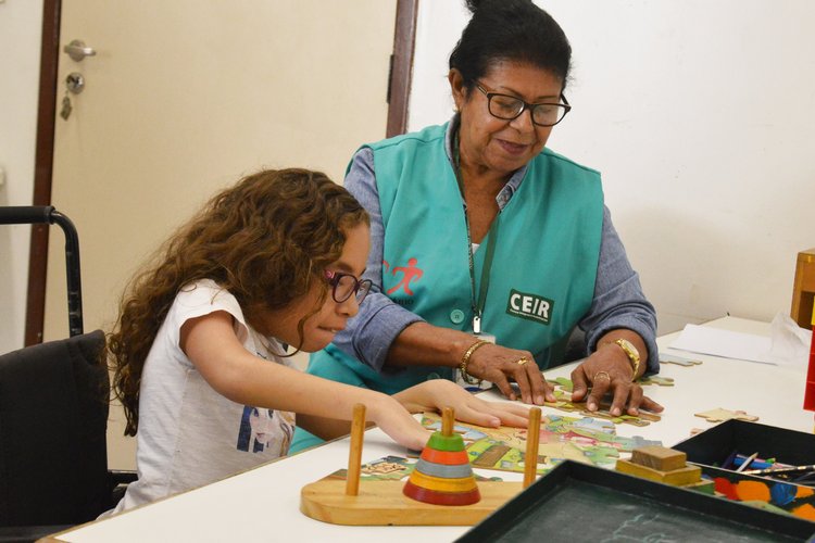 Funcionária do Ceir em atendimento