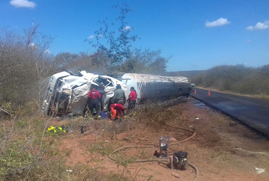 Acidente com caminhão tanque na BR 135