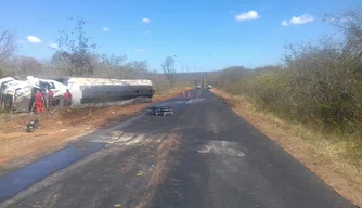 Caminhão tombou na BR 135 e existe risco de incêndio