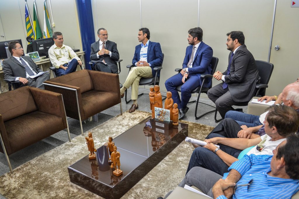 Reunião de prefeitos e advogados com o presidente do TCE-PI, conselheiro Olavo Rebelo.