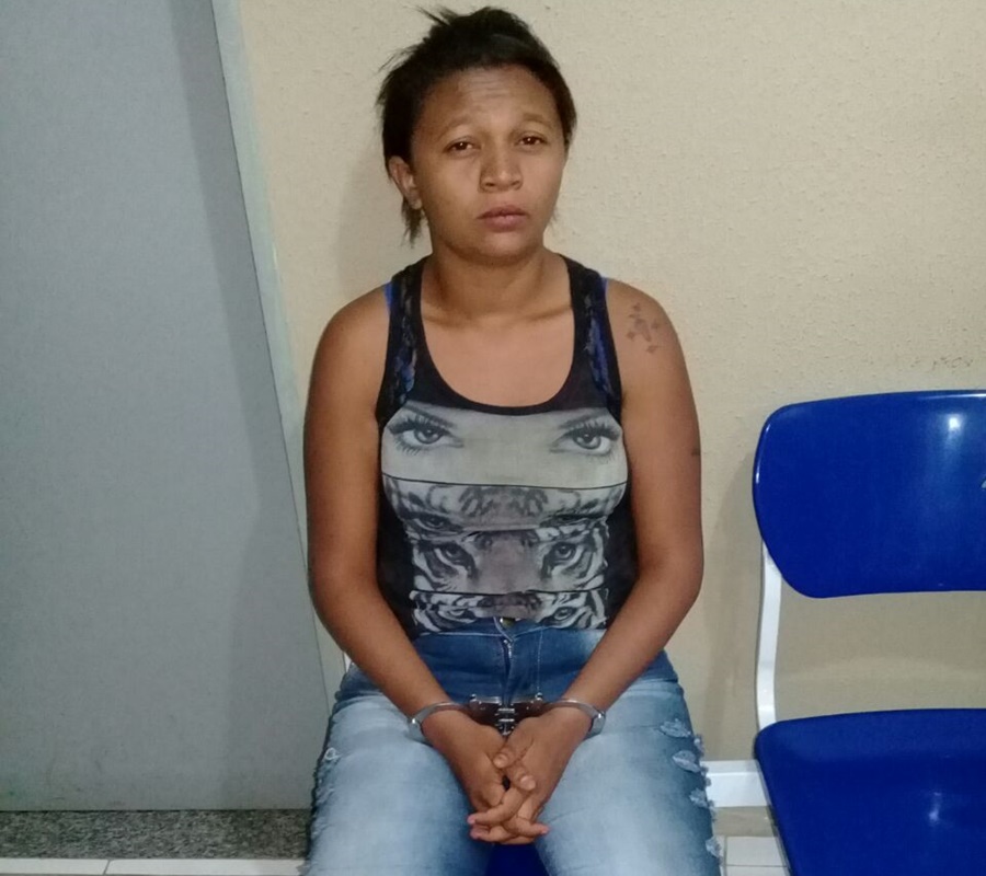 Mulher é presa depois de assumir ponto de venda de drogas da tia.