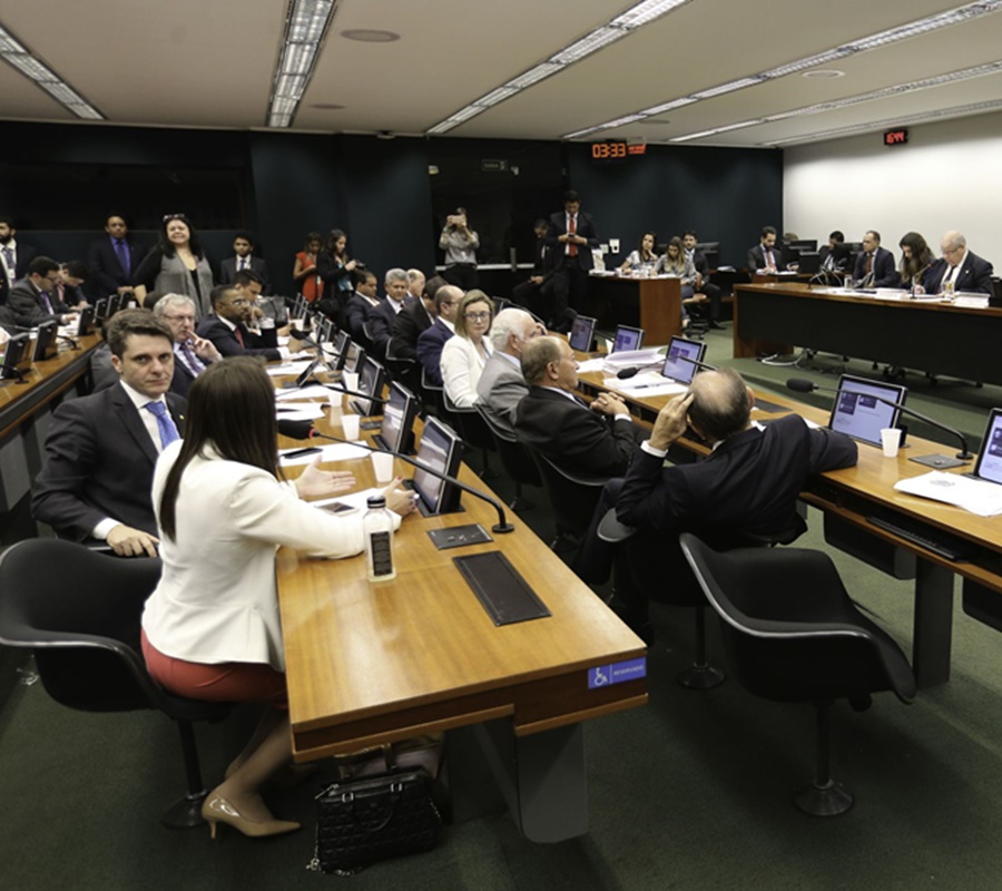 Distritão foi aprovado após intenso debate.