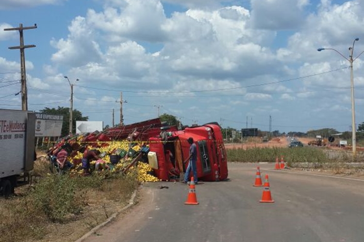 Caminhão tombou na BR 316 em Teresina