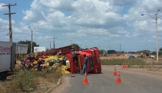 Caminhão tombou na BR 316 em Teresina