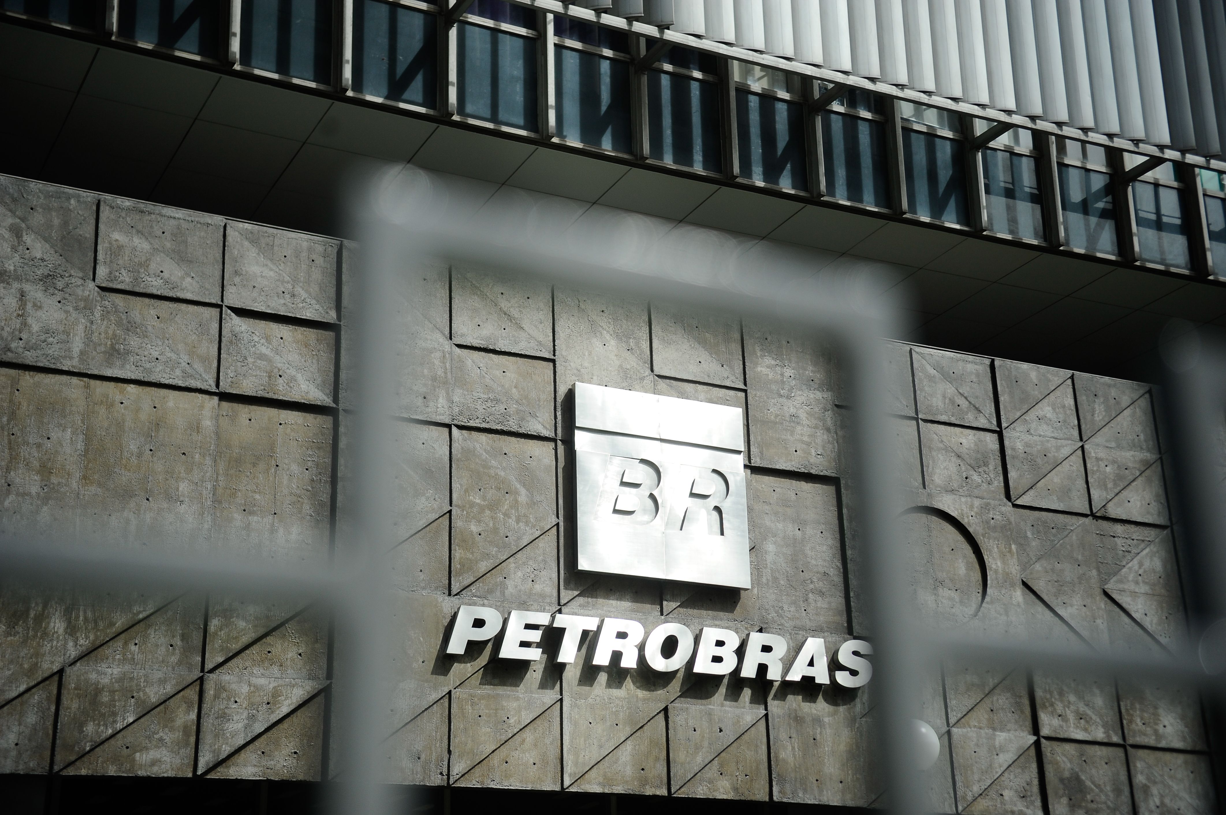 Petrobras registra lucro d 4,8 bilhões no primeiro semestre.