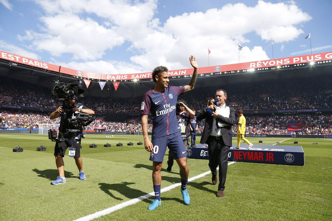 Atacante Neymar joga pela primeira vez representando o PSG.