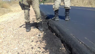 Segundo o condutor, o acidente foi provocado pelo desnível da pista.