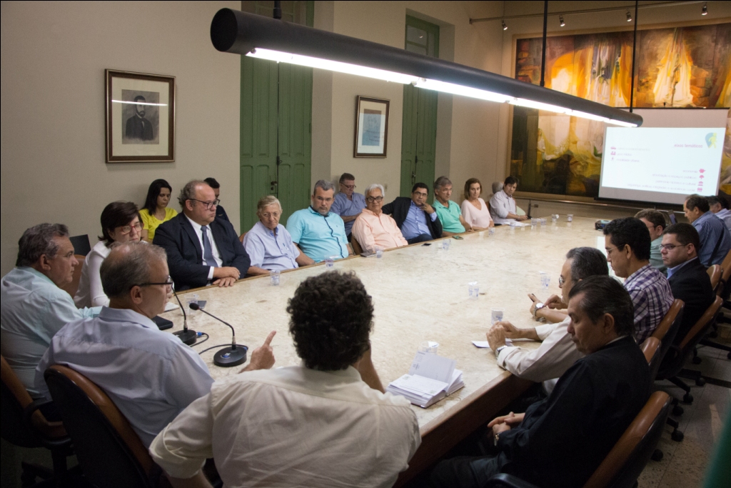 Reunião realizada na noite desta quinta-feira (17)