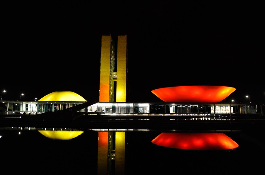 Congresso tem iluminação especial em solidariedade ao povo espanhol.