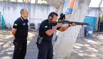 O Secretário de Segurança Fábio Abreu testou os armamentos.