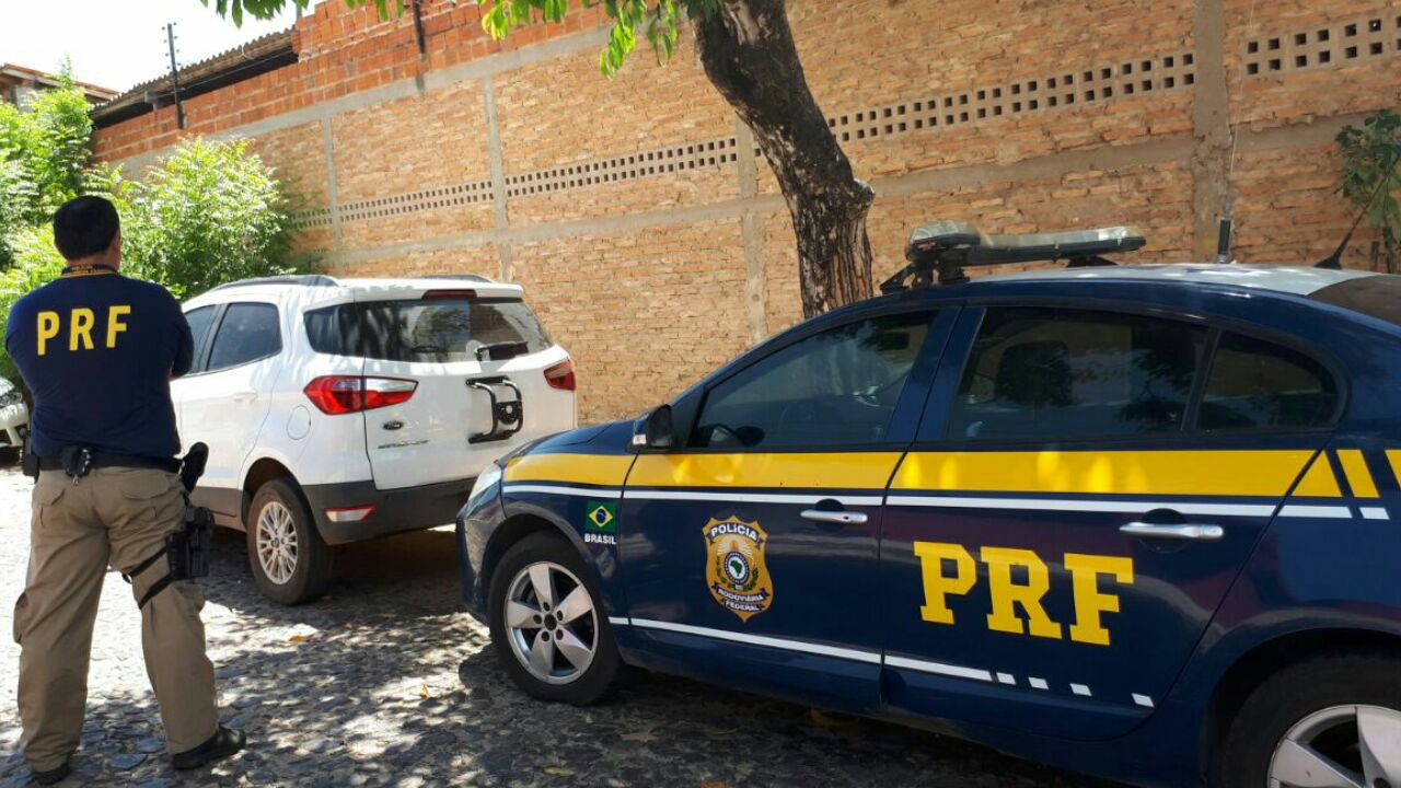 Polícia Rodoviária Federal recupera carro roubado em Parnaíba.