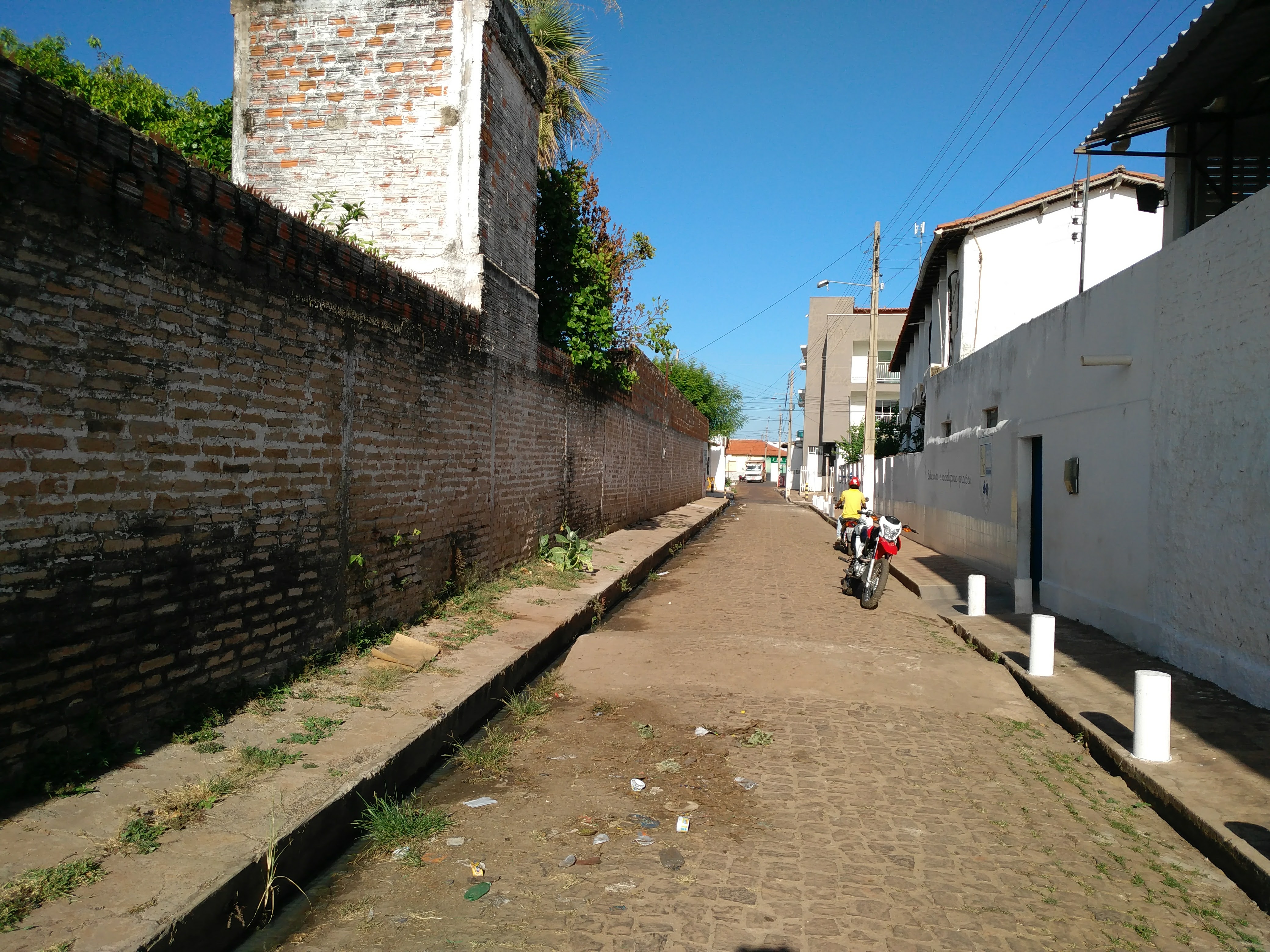 Rua da escola Tia Erinelda em Esperantina