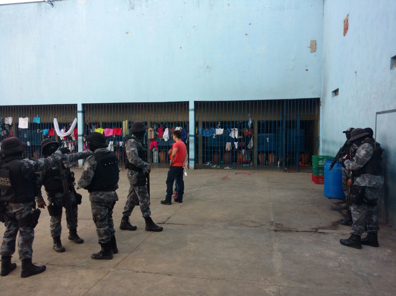 Presidiários são apreendidos tentando fugir da Casa de Custódia.