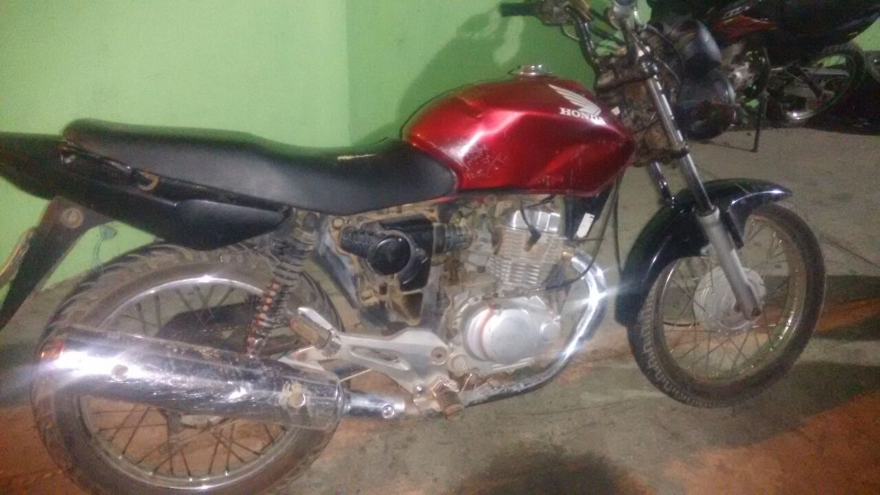 Menores de idade são prendidos com motocicleta roubada na Henry Wall de Carvalho.