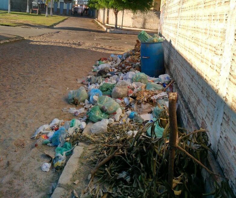 Esta rua que fica ao lado do Mercado Municipal