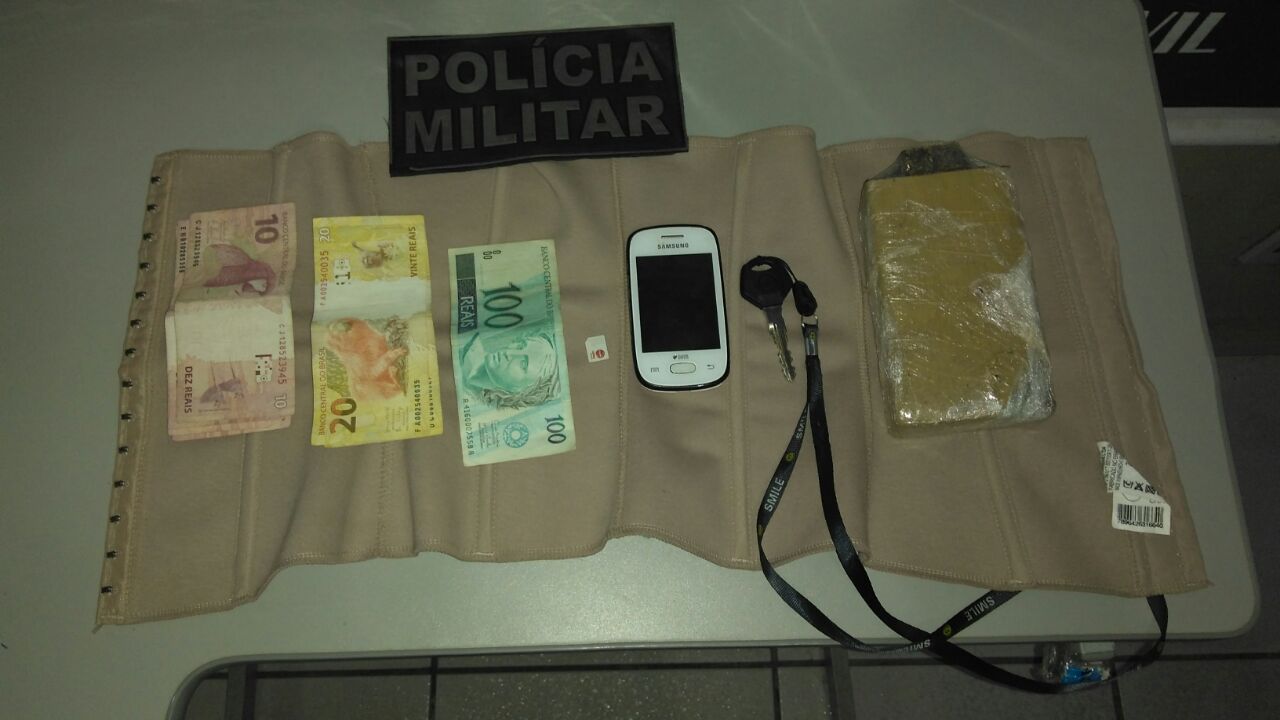 Policiais militares apreenderam um tijolo de maconha prensada com o suspeito.