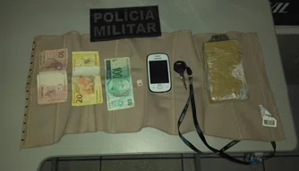 Policiais militares apreenderam um tijolo de maconha prensada com o suspeito.