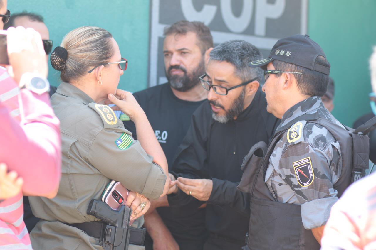 Daniel Oliveira diz controlar uma rebelião de agentes penitenciários.