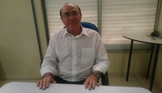 O Secretário Municipal de Administração, Manoel de Moura Neto.