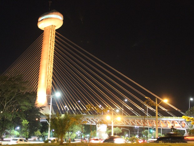 Ponte estaiada com iluminação dourada.