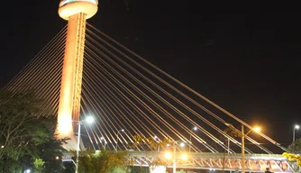 Ponte Estaiada com iluminação dourada.