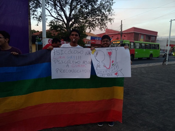 Integrantes do ato exibiam cartazes com palavras de ordem.