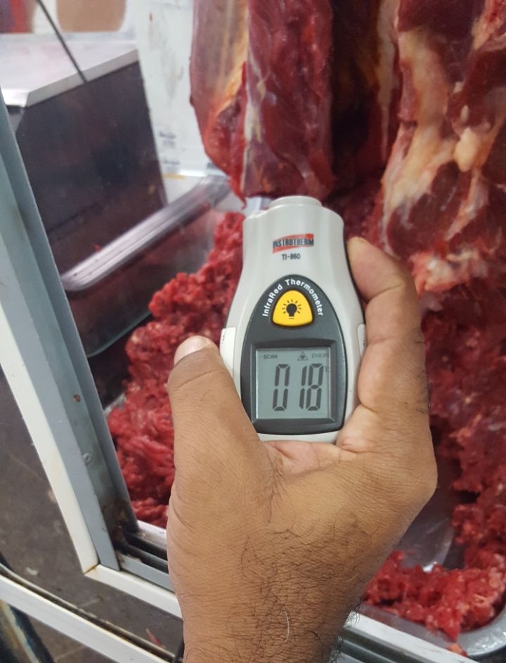 Carnes condicionadas irregularmente em desacordo com as normas estabelecidas pela Vigilância Sanitária.