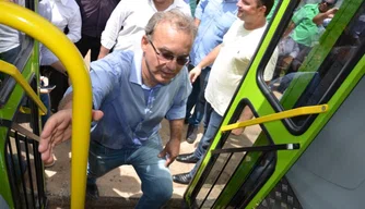 Firmino na entrega de ônibus