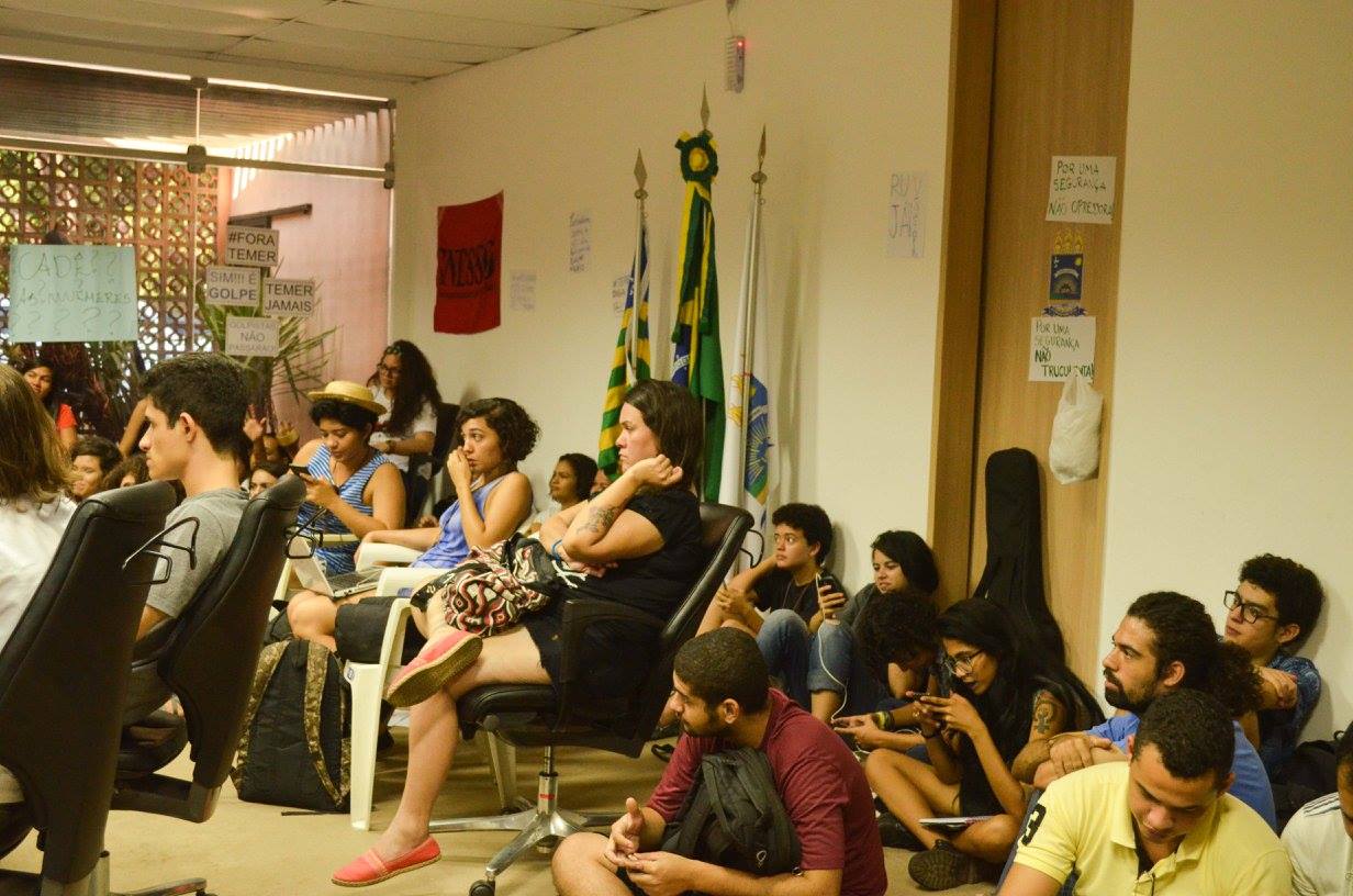 Estudantes da UFPI organizam evento para comemorar um ano após a ocupação da reitoria.