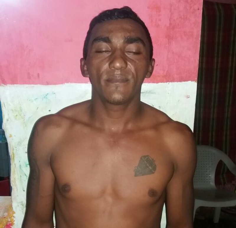 Homem é preso com drogas durante ao ser abordado por policiais em seu bar.