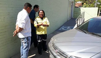 Agentes da Strans estacionam em local proibido