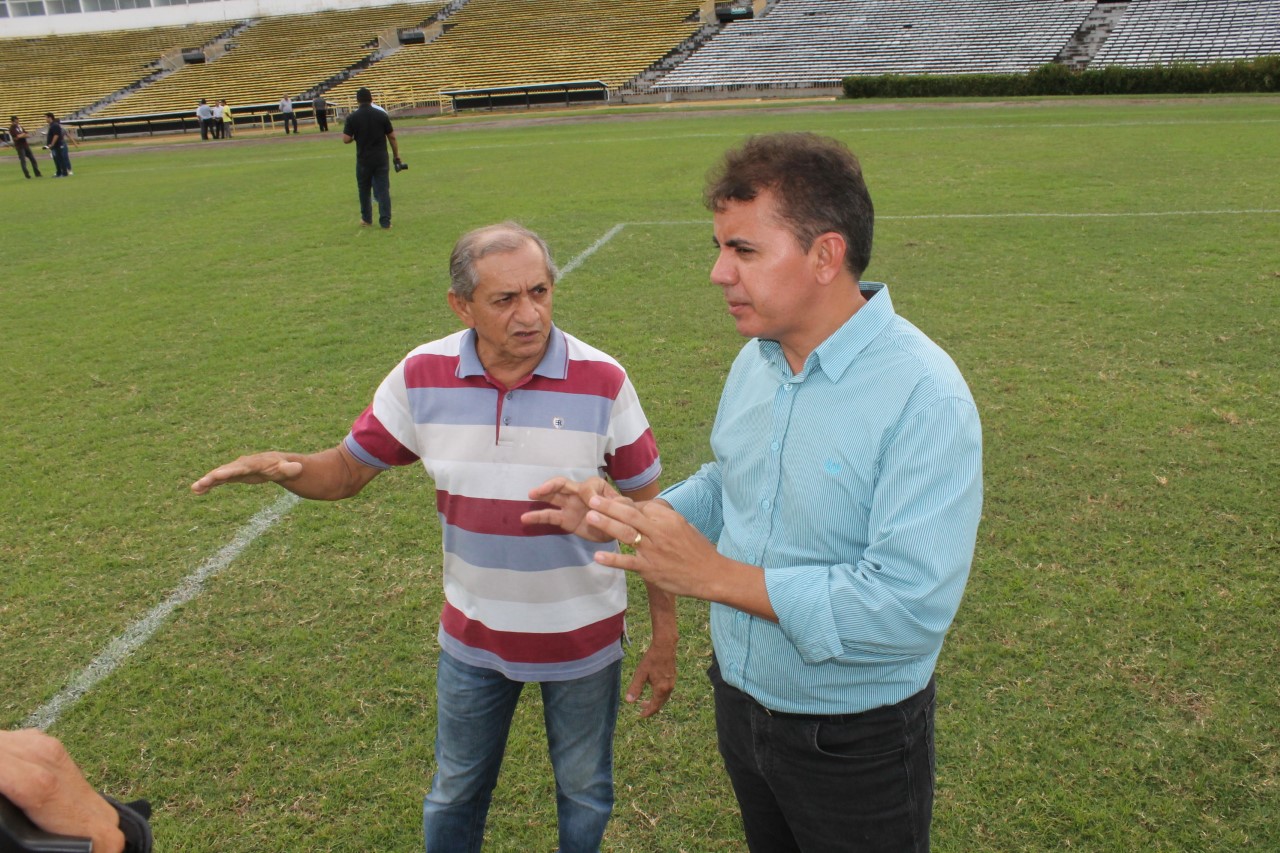 Visita ao estádio Albertão.