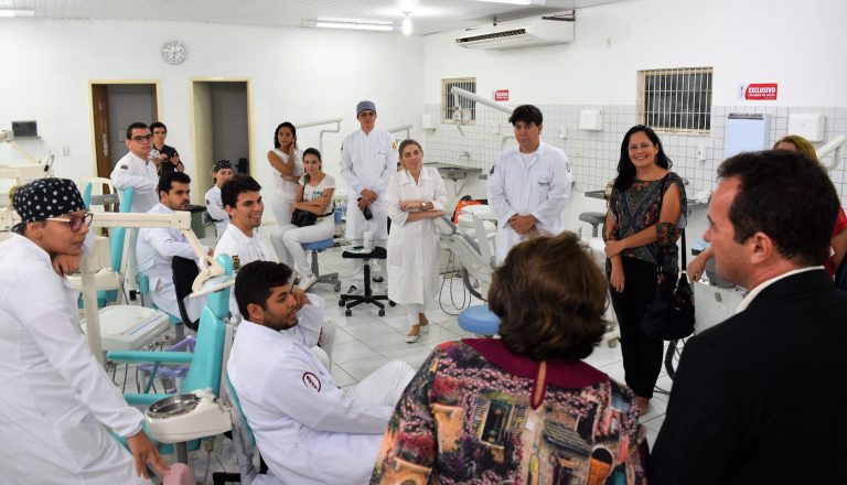 Alunos durante a entrega dos equipamentos.