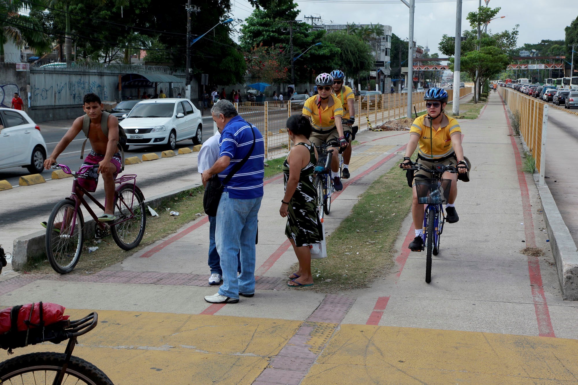 Ciclistas e pedestres