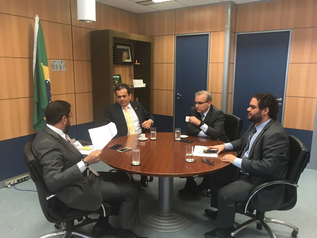 O prefeito de Teresina. em reunião no Ministério das Cidades.