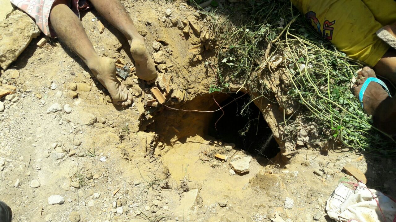 Buraco feito pelos detentos para fugir da penitenciária.