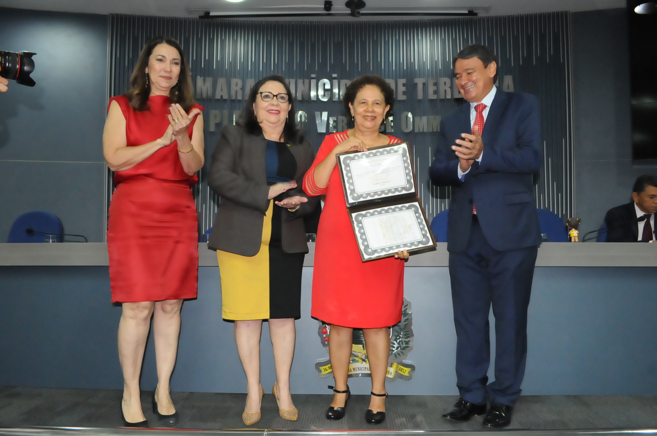 Regina Sousa recebendo o título de Cidadã Teresinense