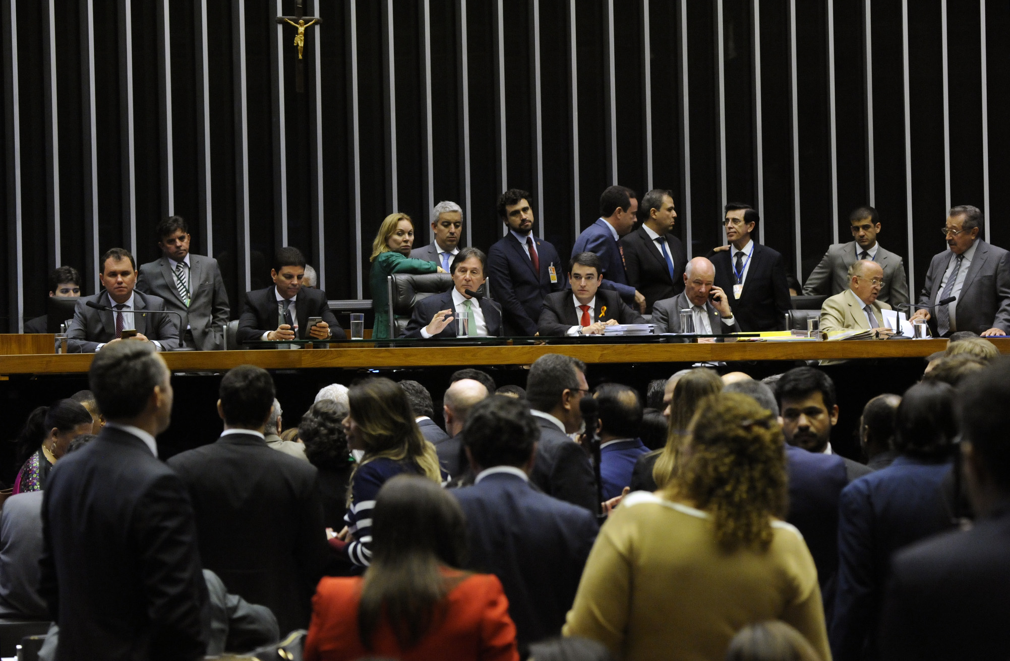 Sessão conjunta de deputados e senadores aprovou alteração nas regras da LDO de 2017.