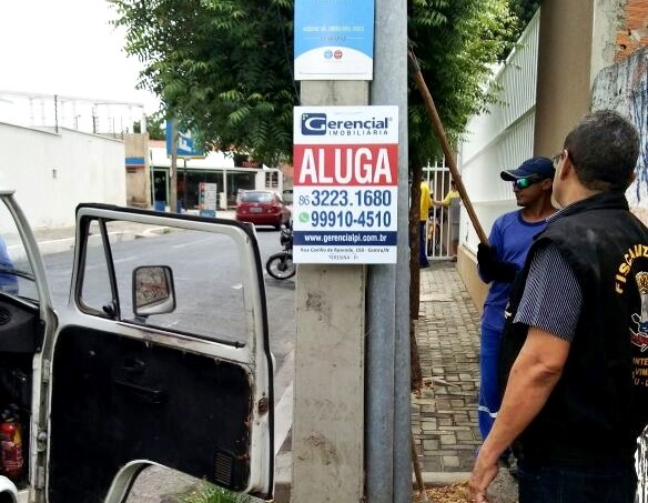 Retirada de placa de publicidade irregular.