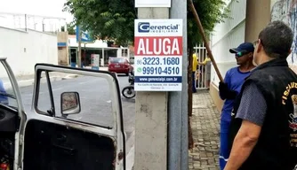 Retirada de placa de publicidade irregular.