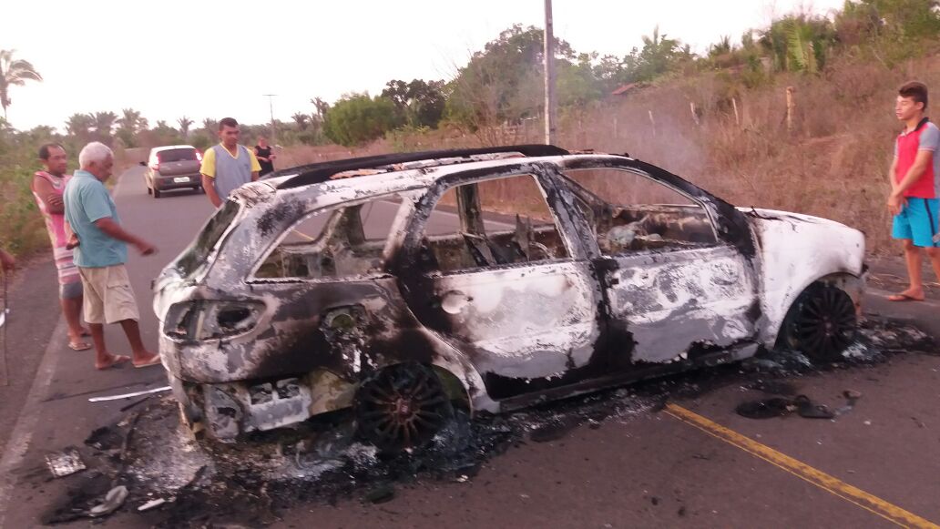 Carro foi incendiado na fuga