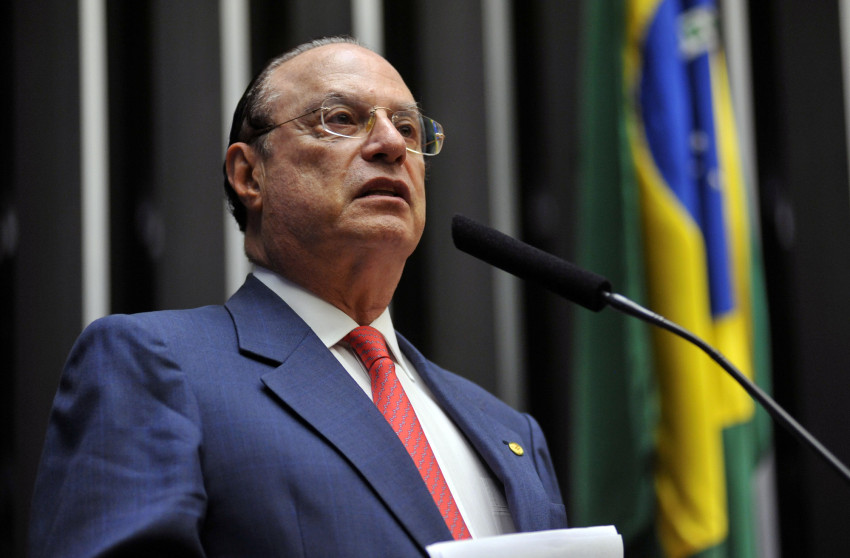 Paulo Maluf se entrega a PF