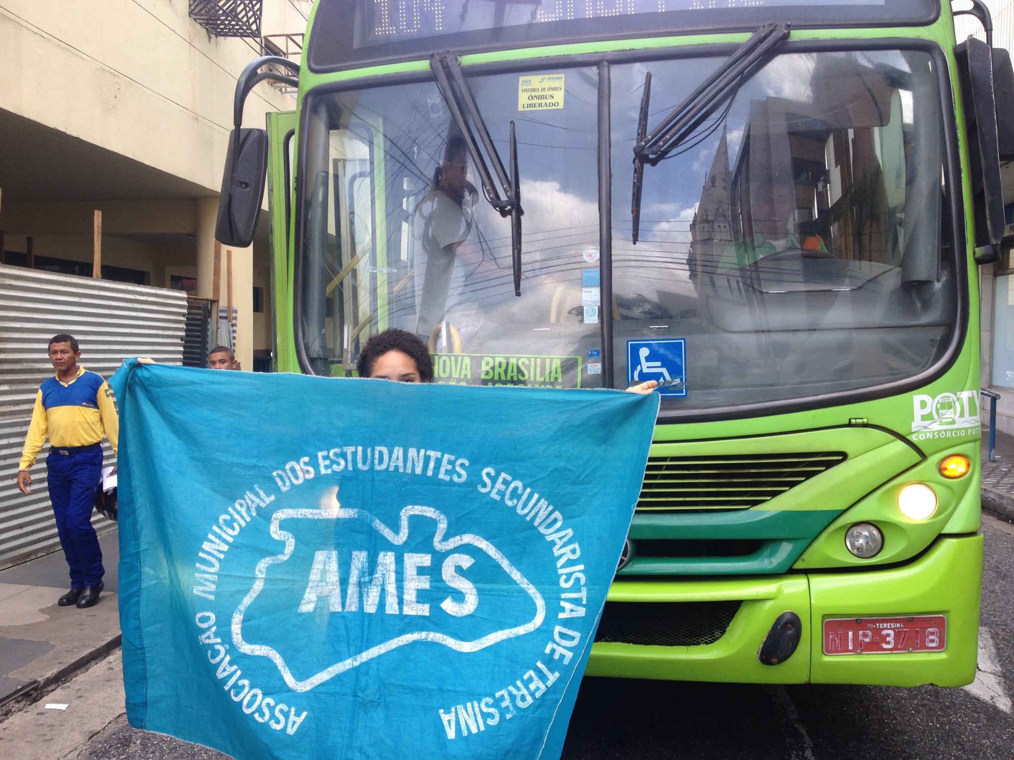 Associação Municipal de Estudantes Secundaristas de Teresina em atos por Teresina.