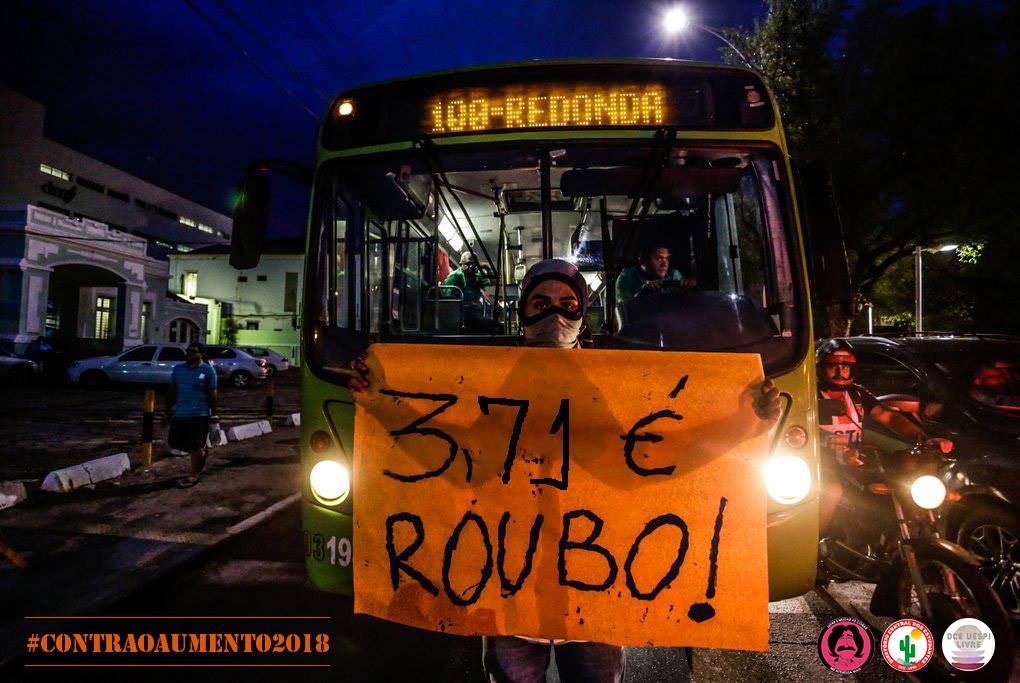 Estudantes realizam protestos pela cidade.