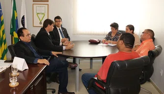 Daiane Félix Caetano, mãe de Emily, e o avô da criança, participaram da reunião.